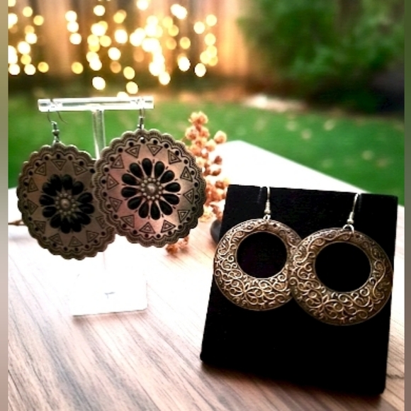 Jewelry - Elegant Silver Floral & Golden Oxidised Earrings